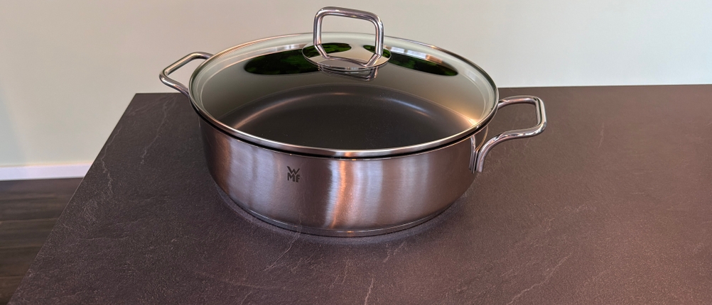 Die Wmf-Schmorpfanne 28 cm steht auf einer Arbeitsplatte
