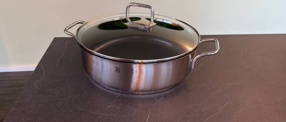 Die Wmf-Schmorpfanne 28 cm steht auf einer Arbeitsplatte
