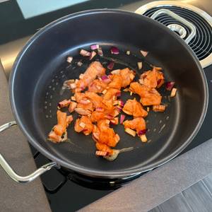 Fleisch und Zwiebeln werden in der Wmf-Schmorpfanne 28 cm angebraten