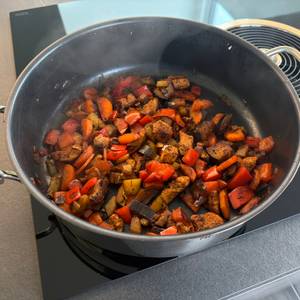 Gebratenes Gemüse und Fleisch liegen in der Wmf-Schmorpfanne 28 cm