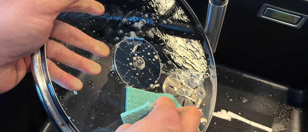 Der Deckel der Wmf-Schmorpfanne 28 cm wird mit einem Lappen gereinigt