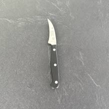 Das WMF Spitzenklasse Plus liegt auf einer Küchenarbeitsplatte.