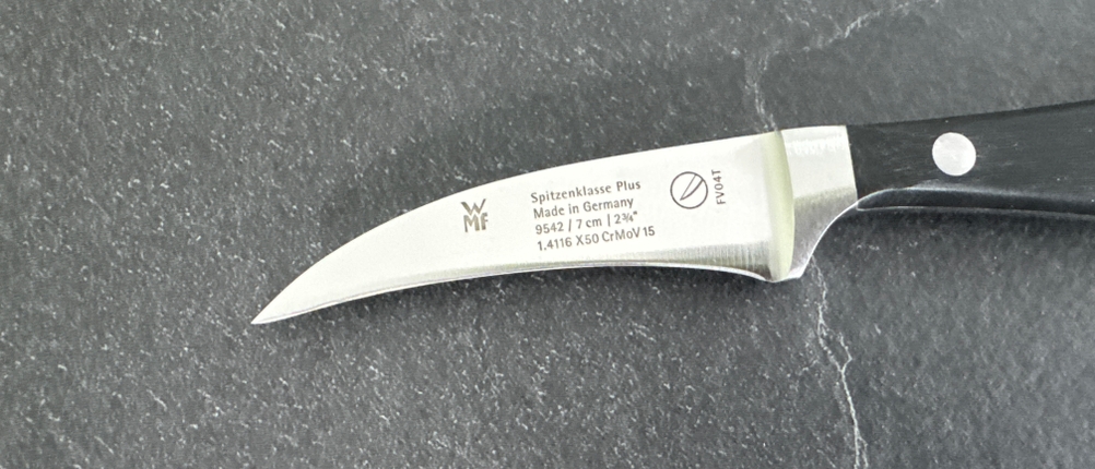 Die gebogene Klinge des WMF Spitzenklasse Plus.