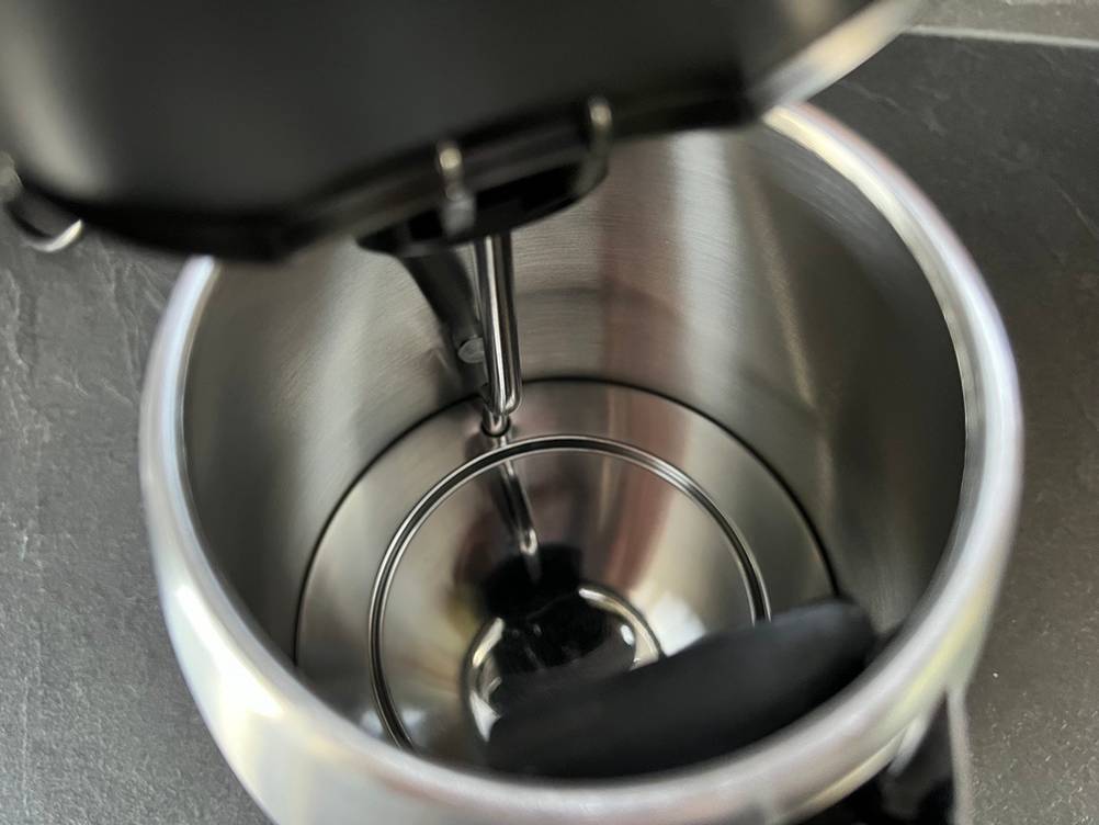 Edelstahl-Optik Innenansicht des Wasserkochers WMF-Stelio