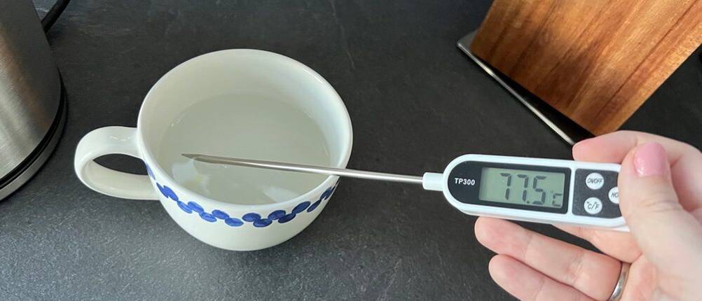 Temperaturmesser in Tasse mit 77,5 Grad Celsius