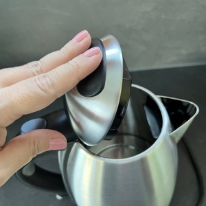 Hand drückt Deckel des WMF-Stelio zu