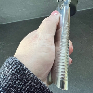 Die Rillen an der Griffseite des WMF-Dosenöffners