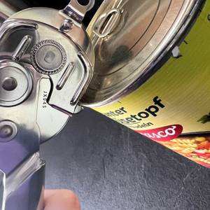 Deckelhalter beim WMF-Tin-Up-Zange ansetzen