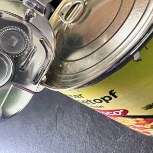 Deckelheber beim WMF-Tin-Up - Zange greift den Deckel