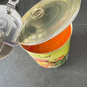 Deckelöffner beim WMF-Tin-Up - Öffner hat mit den Zangen den Deckel angehoben