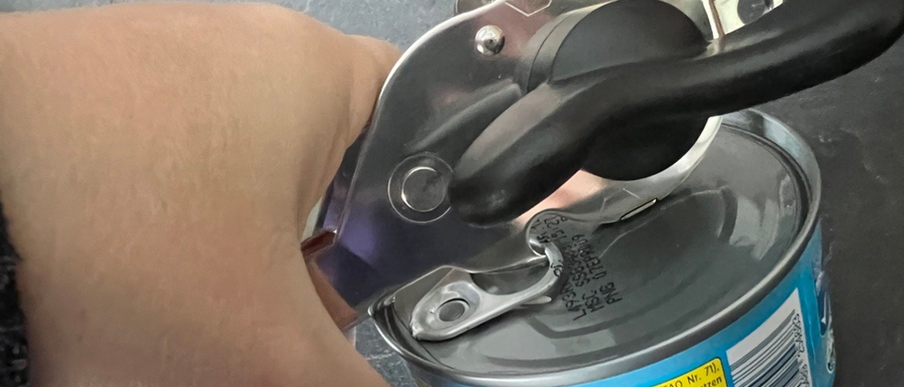 Dosenöffner WMF-Tin-Up wird für einen Pull-Deckel verwendet