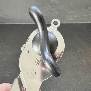 Der WMF-Tin-Up wird zur Kamera gehalten