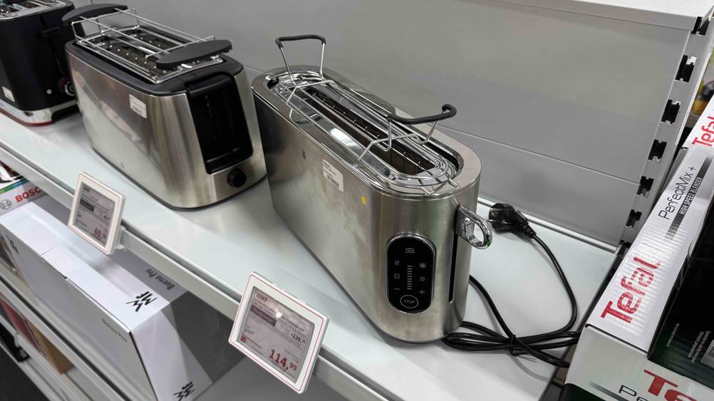 Getestet: Ein WMF-Toaster von schräg oben auf einem Verkaufsregal neben anderen Produkten stehend.