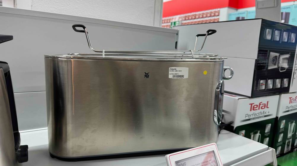 Ein getesteter WMF-Toaster von vorne auf einem Verkaufsregal.
