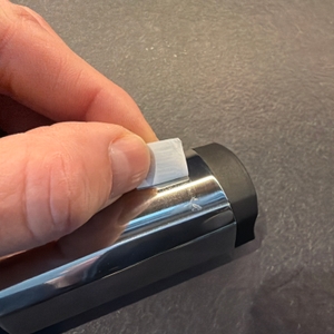 Eine Hand zieht einen Aufkleber von der Wmf-Top-Tools-Muskatreibe