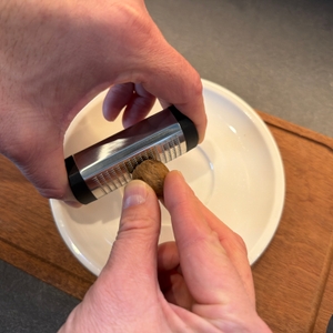 Eine Hand reibt eine Muskatnuss an der Wmf-Top-Tools-Muskatreibe