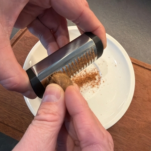 Eine Muskatnuss wird von einer Hand an der Wmf-Top-Tools-Muskatreibe gerieben