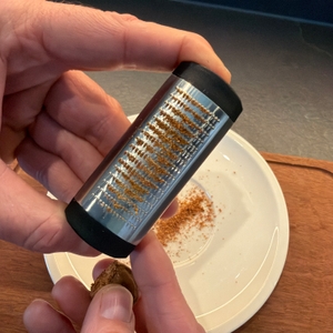 Geriebene Muskatnuss befindet sich an der Wmf-Top-Tools-Muskatreibe