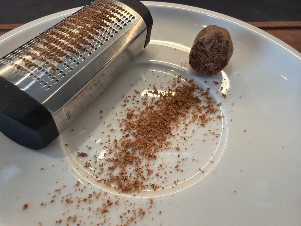 Geriebene Muskatnuss liegt neben der Wmf-Top-Tools-Muskatreibe