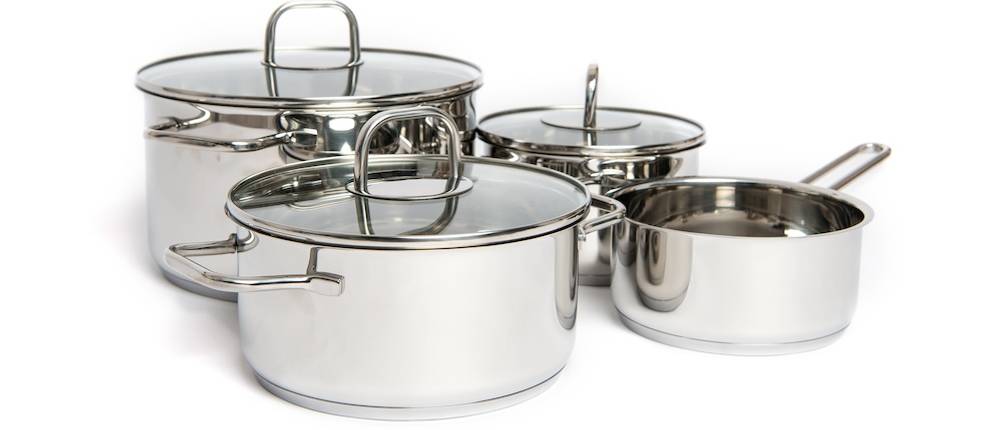 WMF-Topfset getestet: Ein Set aus drei Edelstahltöpfen und einer Edelstahlkasserolle ist vor einem weißen Hintergrund abgebildet.