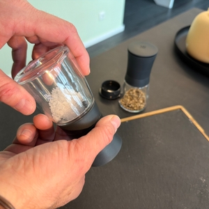 Eine Hand dreht an einer Wmf-Trend-Gewürzmühle.