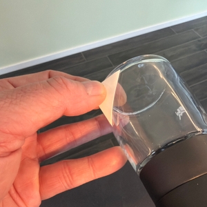 Eine Hand zieht eine Folie von einer Wmf-Trend-Gewürzmühle.