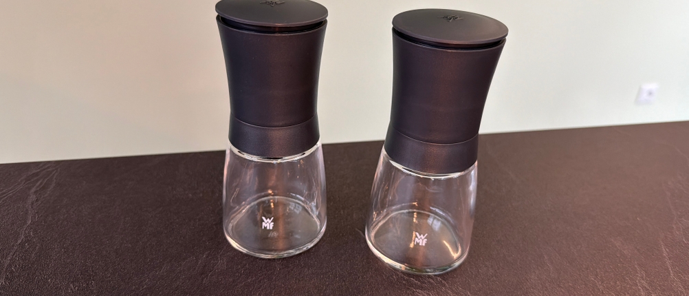 Zwei Wmf-Trend-Gewürzmühlen stehen nebeneinander auf einer Arbeitsplatte.