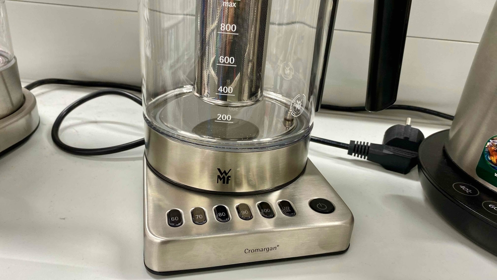 Im Test: Nahaufnahme der Temperatureinstellungsknöpfe eines Wasserkochers mit Temperatureinstellung.