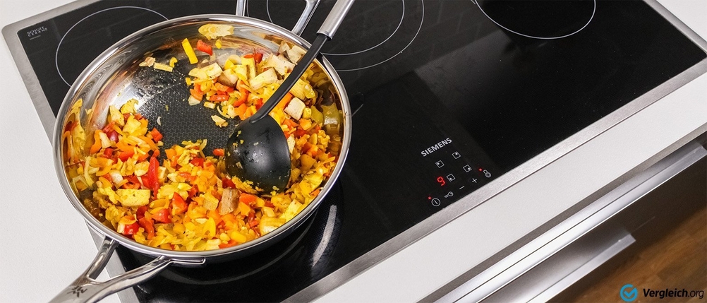 Wmf-Wok mit Gemüse auf einer Herdplatte