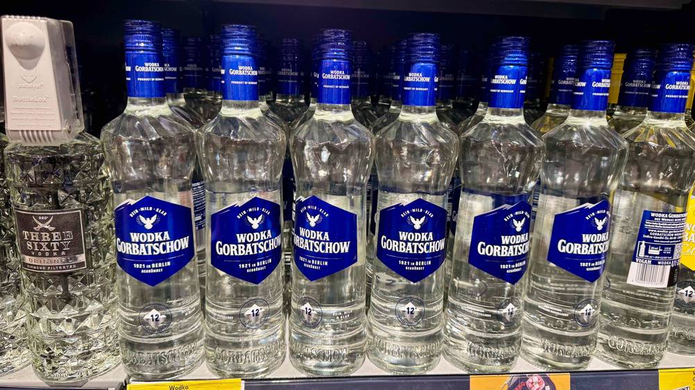 Mehrere Flaschen des Wodka-Gorbatschow im Test in einem Verkaufsregal.