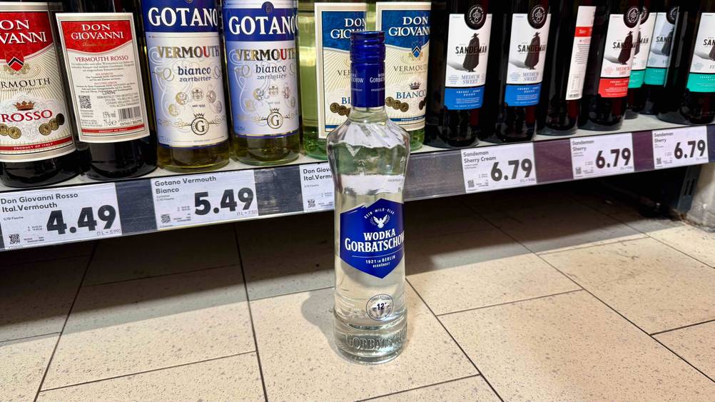 Vor einem Regal auf dem Boden steht der getestete Wodka-Gorbatschow.