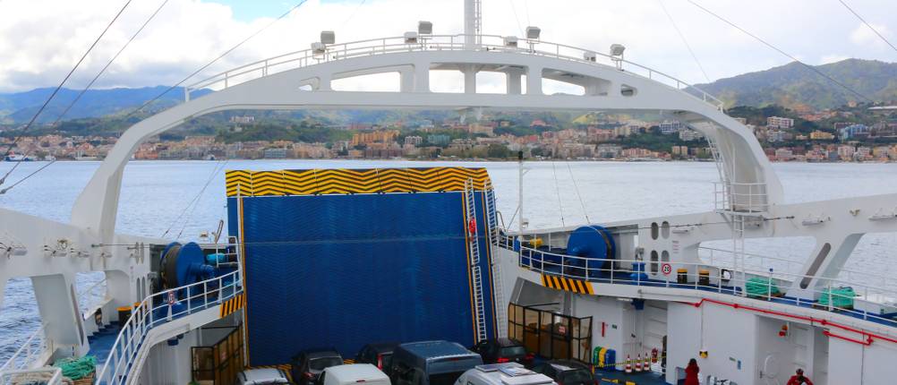 Wohnmobile und Pkw an Deck einer Fähre auf dem Weg nach Messina, Sizilien