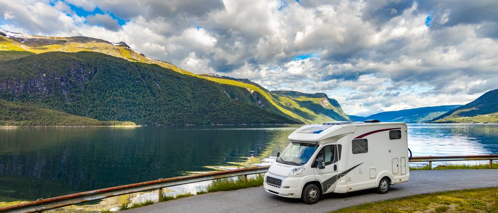 Wohnmobilversicherung im Test: Ein Wohnmobil steht in bergiger Landschaft.