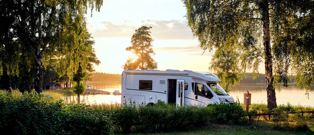 Wohnmobilversicherung im Test: Ein Wohnmobil in der Abendsonne.