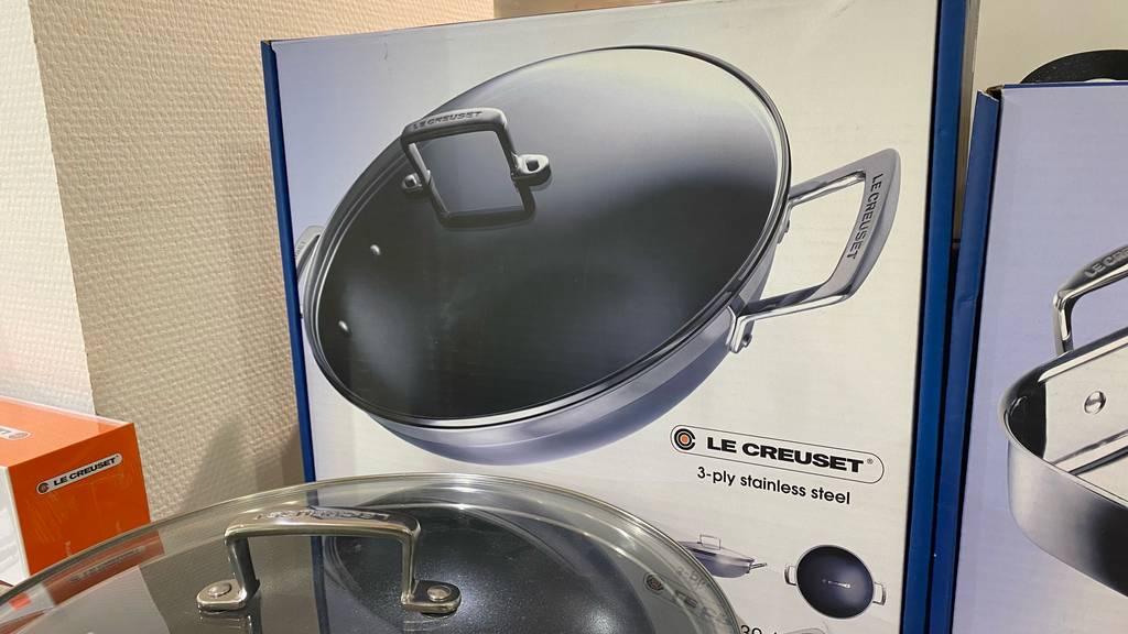 Getesteter Wok befindet sich in der Verpackung. 