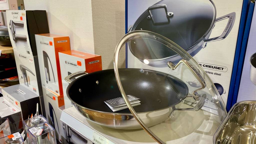 Ausstellungsstück von einem getestetem Wok befindet sich im Geschäft. 