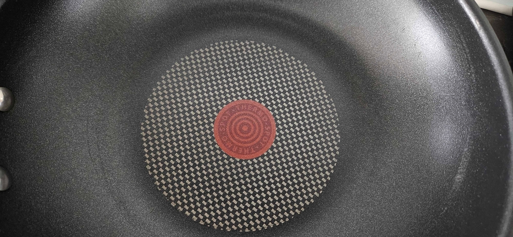 Wokpfanne getestet: Nahaufnahme der Innenfläche mit Thermo-Spot.