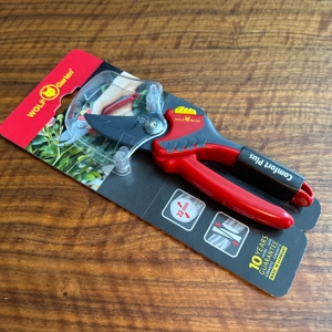 Die Wolf-Gartenschere Comfort Plus liegt in ihrer Verpackung auf einem Tisch