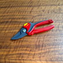 Die Wolf-Gartenschere Comfort Plus liegt auf einem Tisch