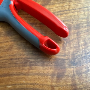 Der Griff der Wolf-Gartenschere Comfort Plus in Nahaufnahme