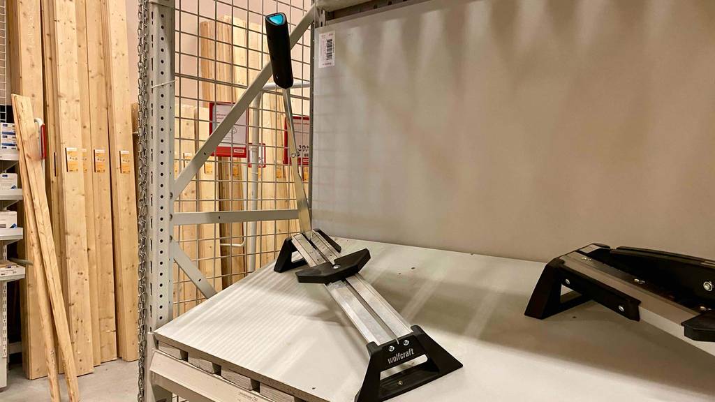 Laminatschneider im Test: Gerät steht in Verkaufsregal.
