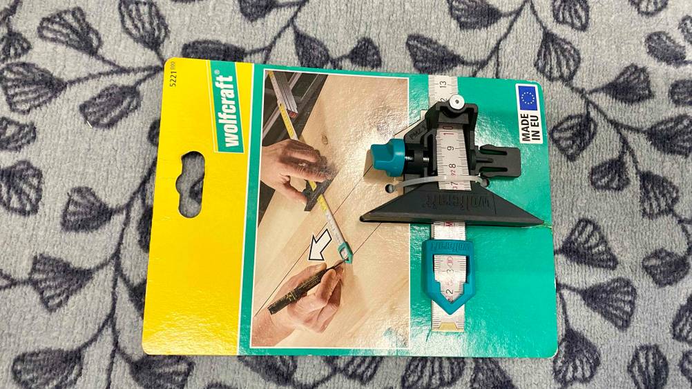 Streichmaß-Test: Ein verpacktes Produkt liegt auf einer gemusterten Stofffläche.