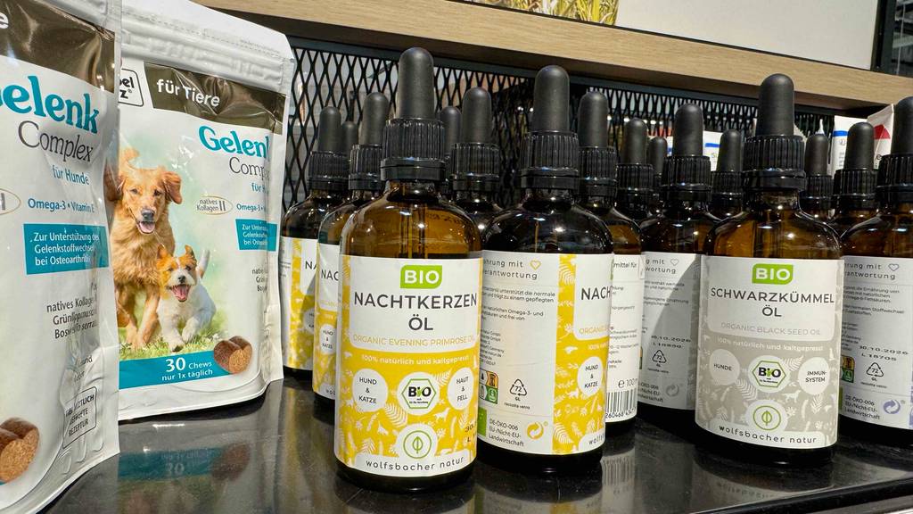 Nachtkerzenöl für den Hund im Test: Mehrere Fläschchen stehen zwischen anderen Tierprodukten in einem Regal.
