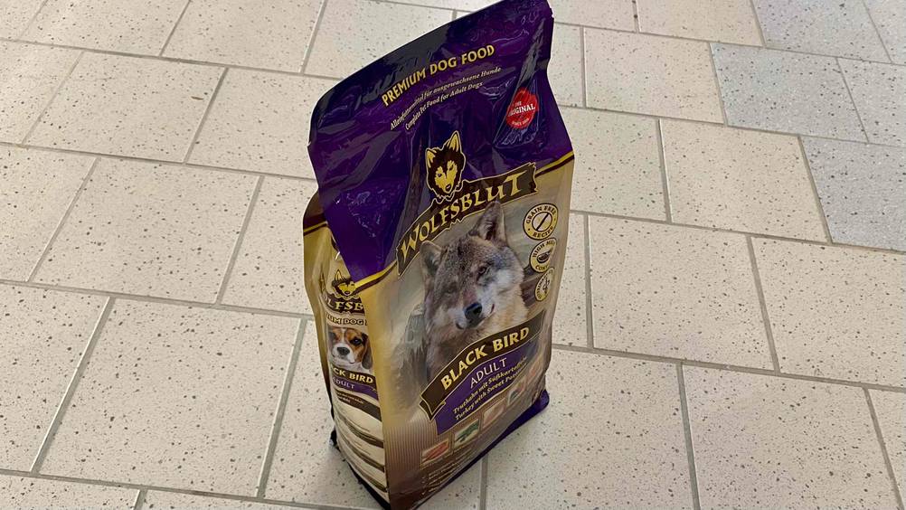 Getestetes Trockenfutter von Wolfsblut steht auf dem Boden.