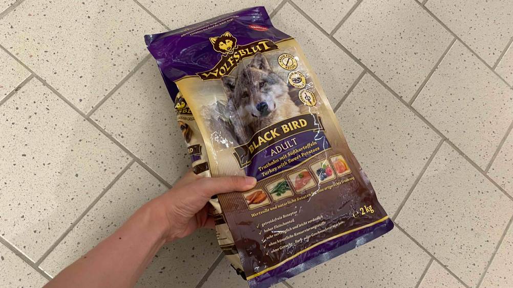 Trockenfutter von Wolfsblut im Test: Trockenfutter wird mit der Hand gehalten.