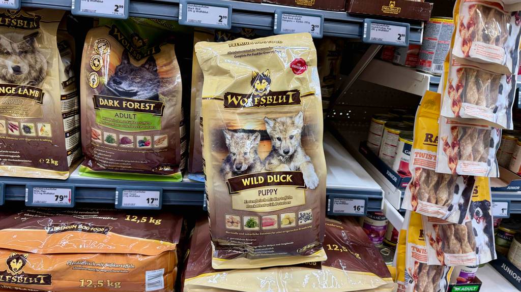 Welpenfutter getreidefrei im Test: Mehrere Beutel stehen zwischen anderen Futterprodukten in einem Regal.