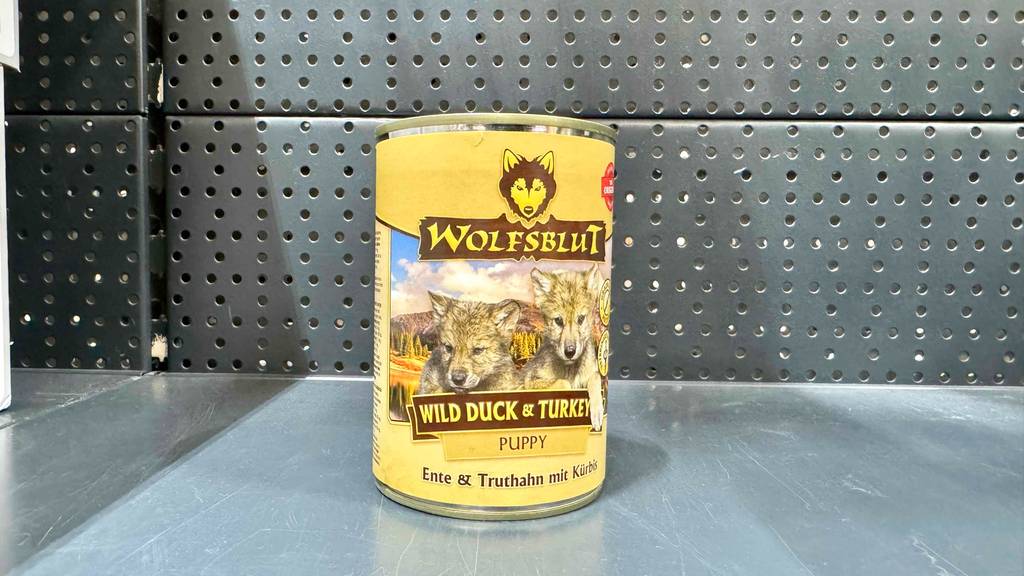 Wolfsblut-Welpenfutter-Test: Die Dose steht auf einem Verkaufsregal.