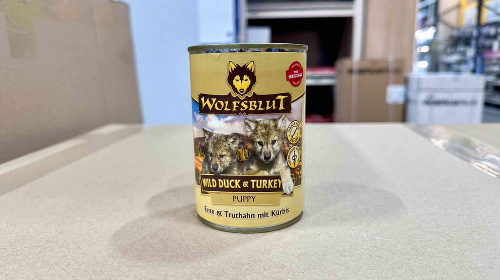 Wolfsblut-Welpenfutter im Test steht in der Dose auf einem Verkaufsregal im Supermarkt.