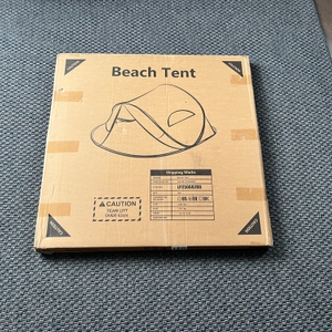 Der Karton der Wolfwise WF-INS-B-1 liegt auf einem Teppich