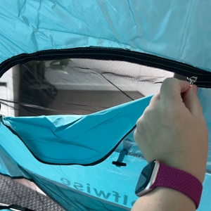 Eine Hand öffnet einen Reißverschluss am Fenster der Wolfwise WF-INS-B-1